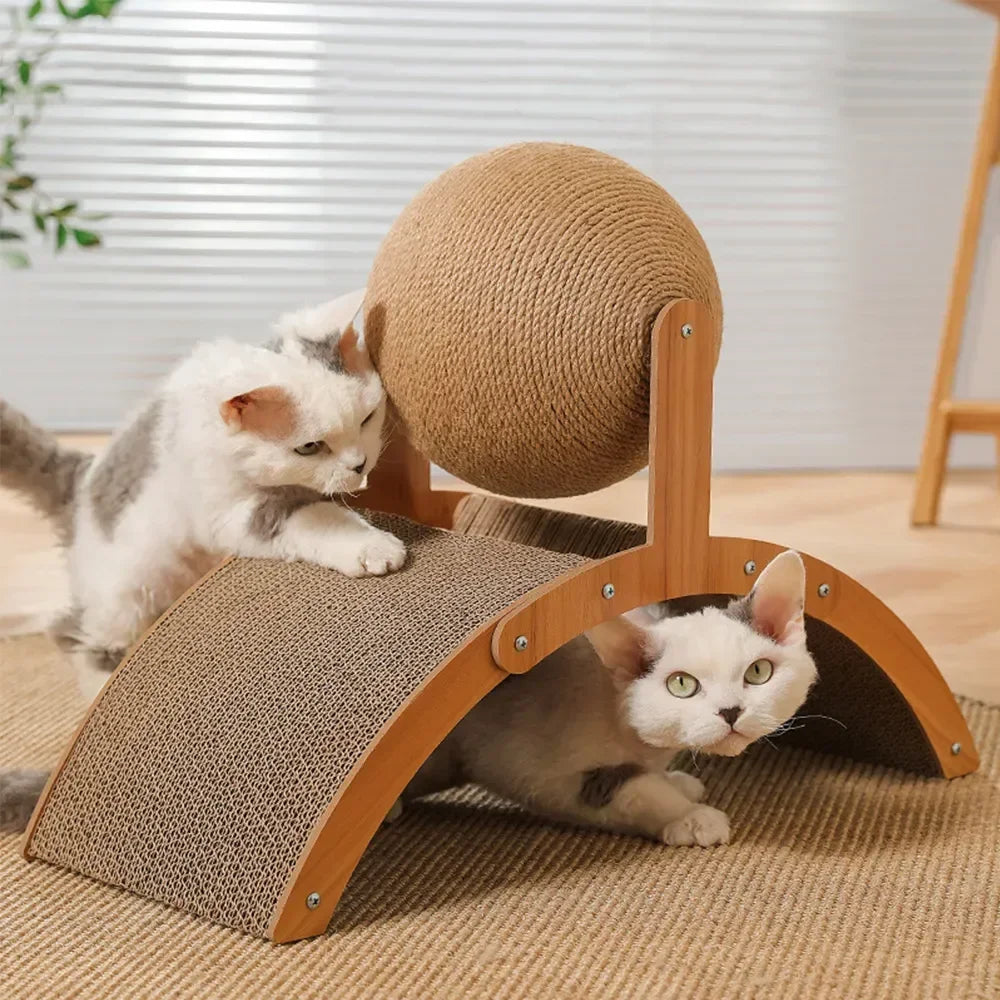 Dos gatos jugando con el rascador arco con bola giratoria